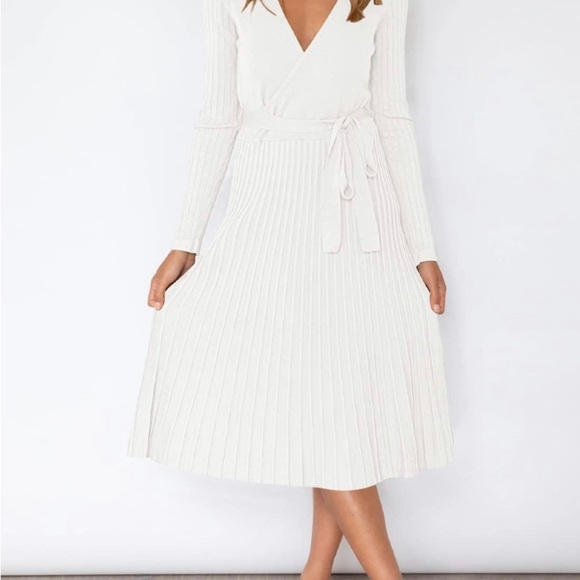 WOMEN’S white knit wrap dress with pleats M NWOT - Picture 5 of 10